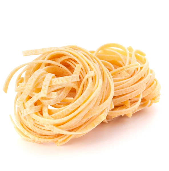 Italiaanse pasta tagliatelle nest geïsoleerd op witte achtergrond — Stockfoto