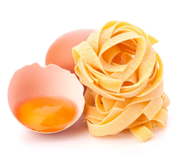 Nido de fettuccine de pasta de huevo italiano — Foto de Stock