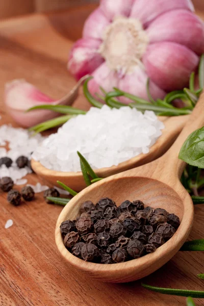 Friss fűszernövények és kanál só — Stock Fotó