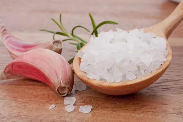 Verse kruiden en zout lepel — Stockfoto