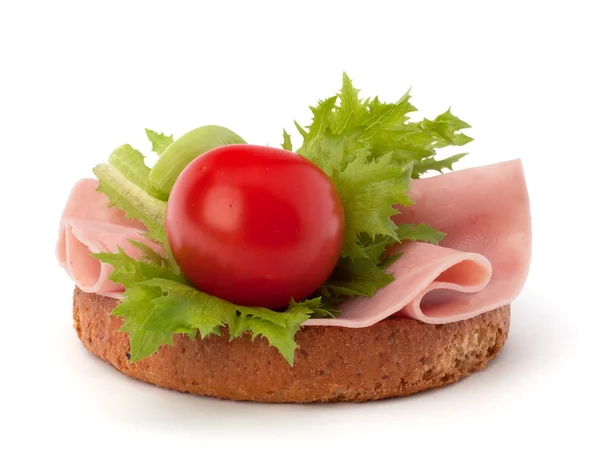Здоровый сэндвич с овощами и копченой ветчиной — стоковое фото