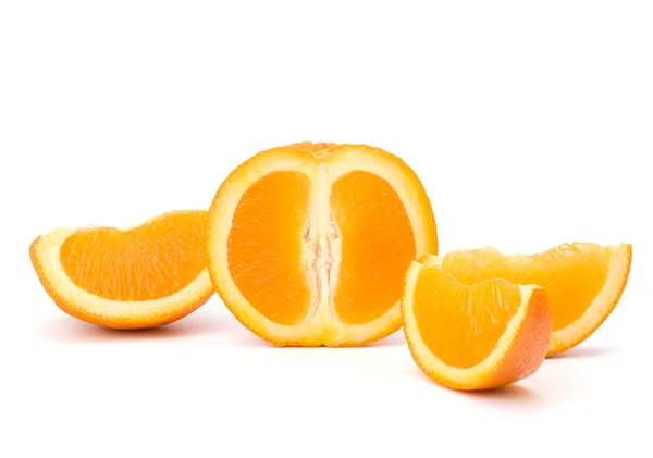 Krájené oranžové ovoce segmenty izolované na bílém pozadí — Stock fotografie