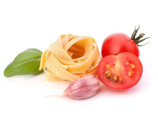 Italiensk pasta fettuccine boet och körsbärstomat — Stockfoto