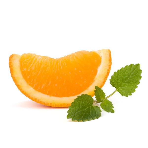 Turuncu meyve segment ve limon nane yaprağı — Stok fotoğraf