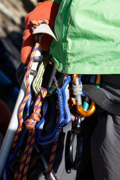 Mountaneer com equipamento de escalada no gelo — Fotografia de Stock