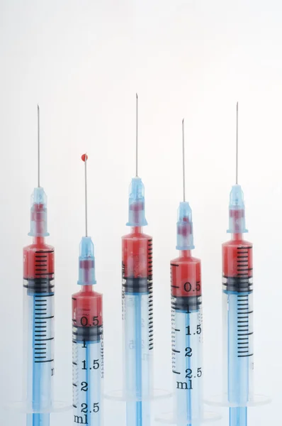Injekční stříkačky s kapkou krve — Stock fotografie