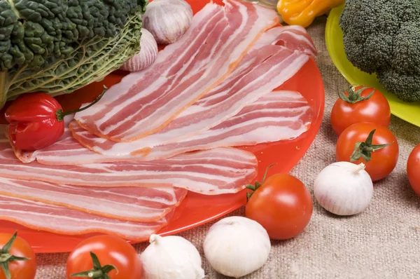 Alimentos close-up com brócolis, tomates, bacon, salsa, alho e — Fotografia de Stock