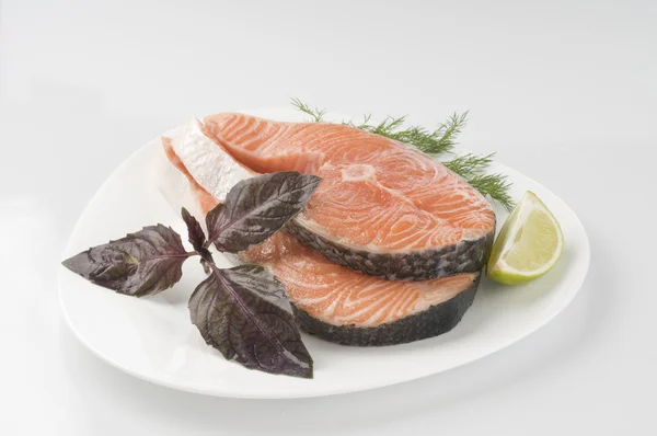 Filete de salmón crudo con hierbas —  Fotos de Stock
