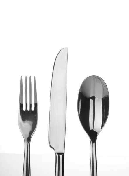 Forchetta, coltello e cucchiaio su bianco — Foto Stock