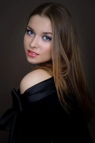 Atractiva joven modelo de moda posando en vestido negro . —  Fotos de Stock