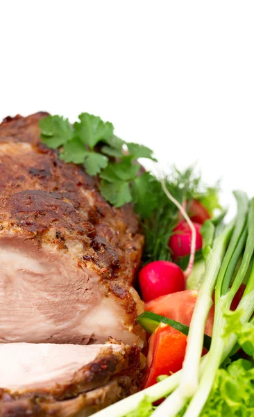 Stuk van geroosterd vlees en verse groenten, concentreren op voorgrond — Stockfoto