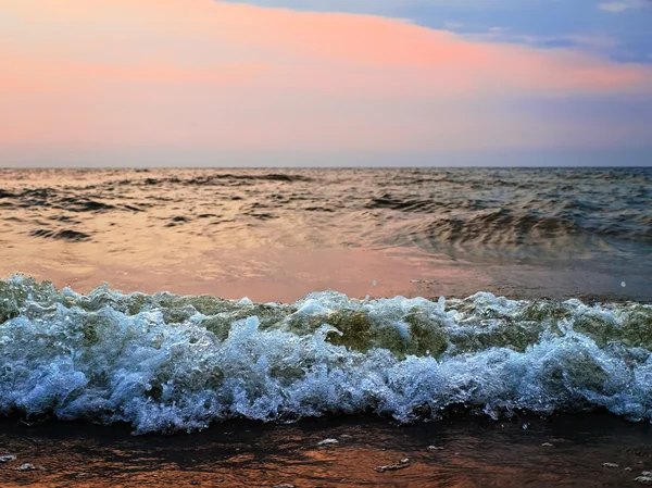 Ηλιοβασίλεμα στη φουρτουνιασμένη θάλασσα — Φωτογραφία Αρχείου