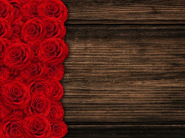 木製の背景のバラ — ストック写真
