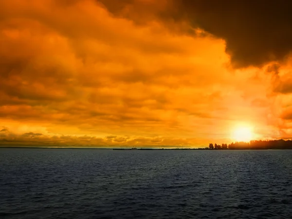 Zonsondergang aan het meer — Stockfoto