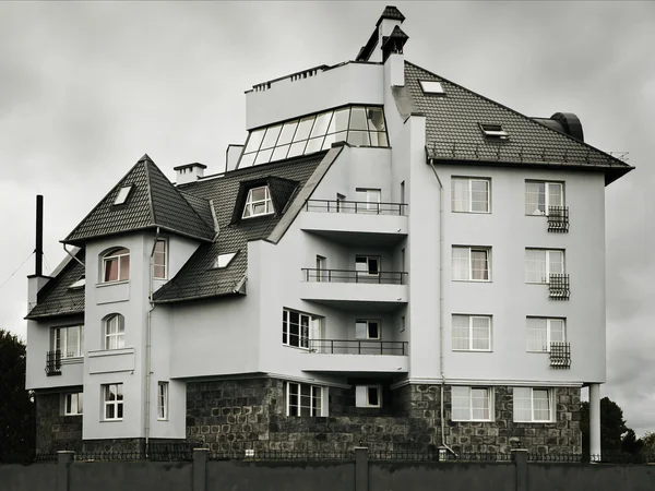 Haus in grau — Stockfoto