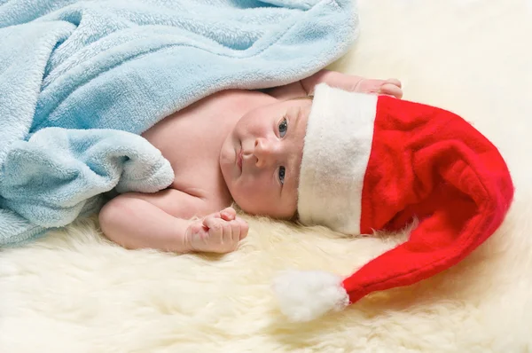 Söt baby klädd som santa. — Stockfoto