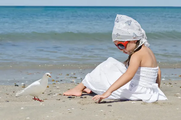 Little girl with dove — Stock Photo, Image