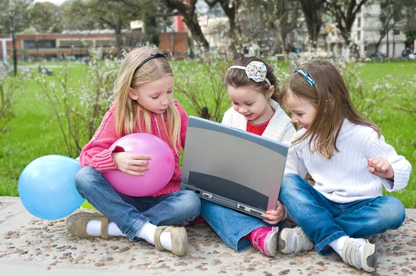 Tres chicas están jugando en el parque —  Fotos de Stock