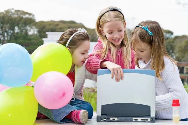 Three girl are playing in the park — Stock Photo, Image