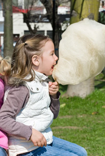 Девушка ест сладкую нить — стоковое фото