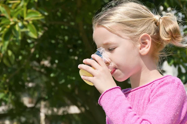 Malá holčička pití šťávy — Stock fotografie