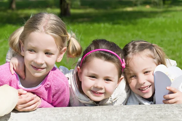Sisters sitting in a park — Stock Photo, Image