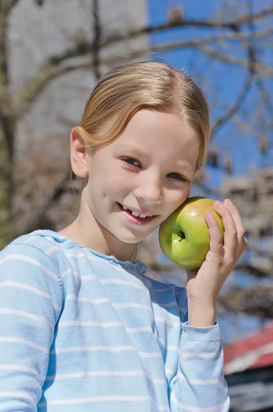 青りんごの女の子 — ストック写真