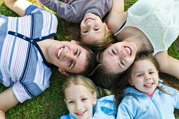 Fiatal család gyönyörű gyerekekkel — Stock Fotó