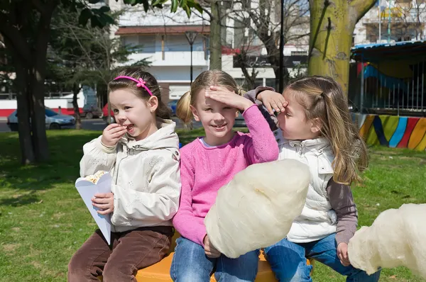 Bambine che mangiano zucchero filato — Foto Stock