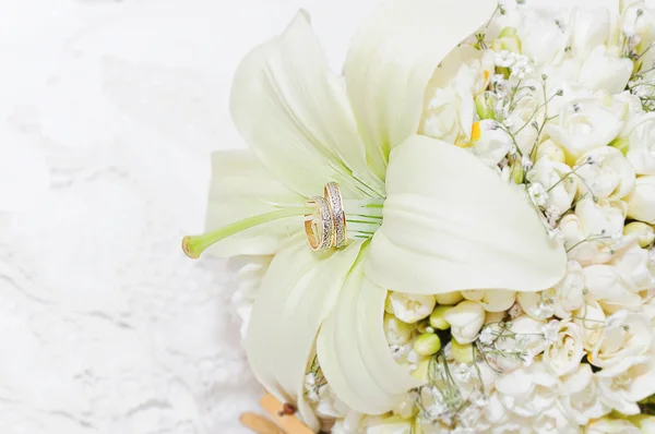 Bloemen met bruiloft ringen — Stockfoto