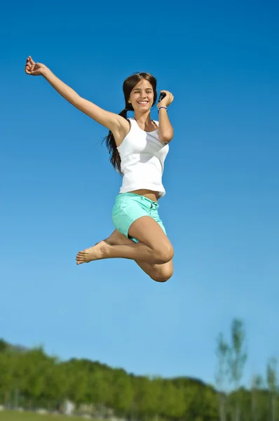 Hermosa chica saltando — Foto de Stock