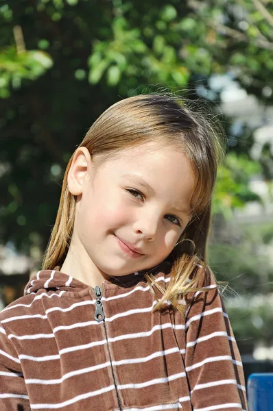 Feliz sorrindo belo retrato menina — Fotografia de Stock