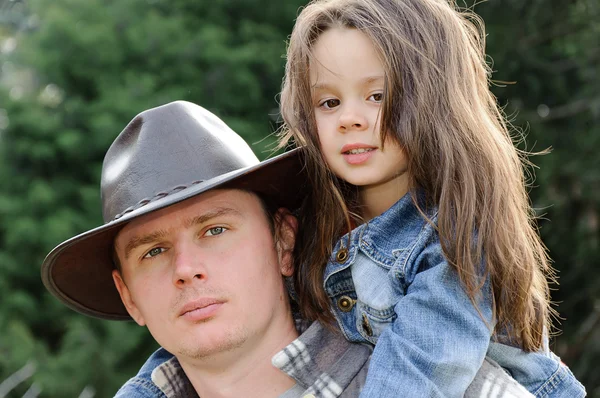 Portrét otce s malou dcerou venkovní v letním parku — Stock fotografie