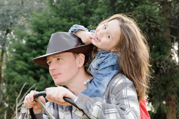 Porträt eines Vaters mit kleiner Tochter im Sommerpark — Stockfoto