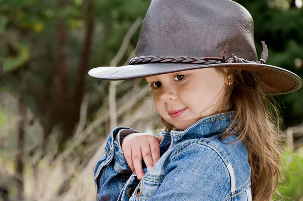 Carino bambina in cappello da cowboy — Foto Stock