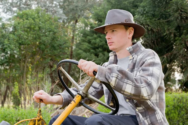 Man som arbetar på hans traktor — Stockfoto