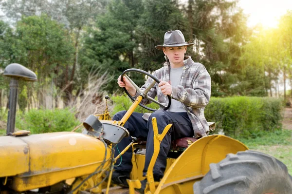 Muž pracující na traktor — Stock fotografie