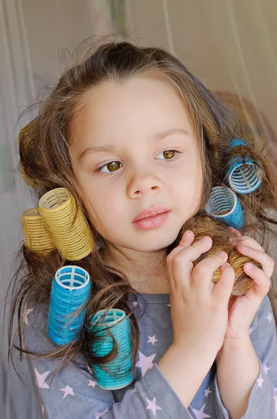 Flicka leenden med papiljotter i håret — Stockfoto