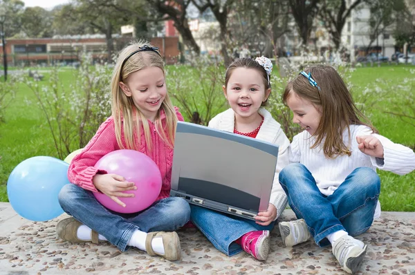 Three girl are playing in the park — Stock Photo, Image