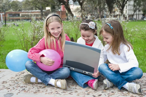 Drie meisje speelt in het park — Stockfoto