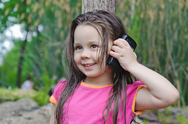 Маленька дівчинка розмовляє з мобільним телефоном — стокове фото