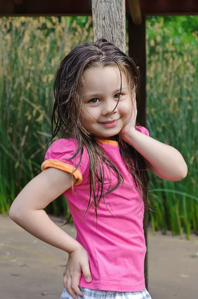 Belo pequeno retrato de menina no parque — Fotografia de Stock