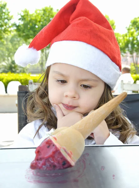Noel Baba'nın şapkalı küçük kız — Stok fotoğraf