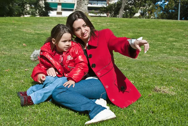 Madre e hija divirtiéndose en el parque. — Foto de Stock
