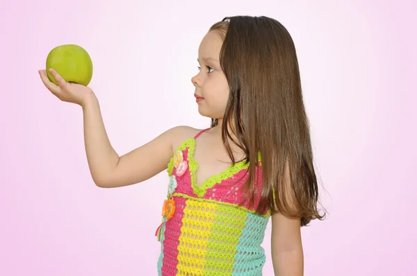 Yeşil elma el ile güzel bir kızın portresi — Stok fotoğraf