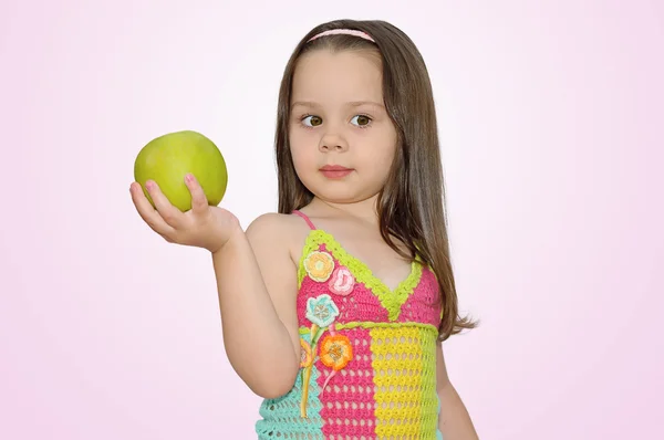 Retrato de una hermosa chica con manzana verde en la mano — Foto de Stock