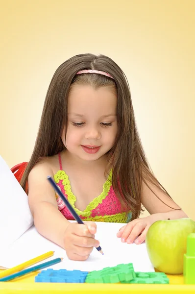 可爱的小女孩画毡尖笔在学龄前与 — 图库照片