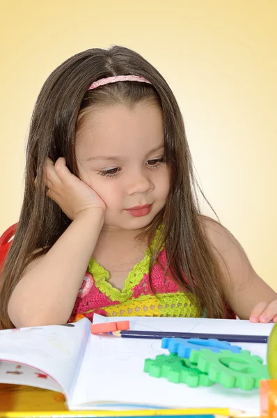 Niedliche kleine Mädchen zeichnen mit Filzstift in der Vorschule — Stockfoto