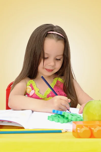 Cute little girl draw with felt-tip pen in preschool — Stock Photo, Image