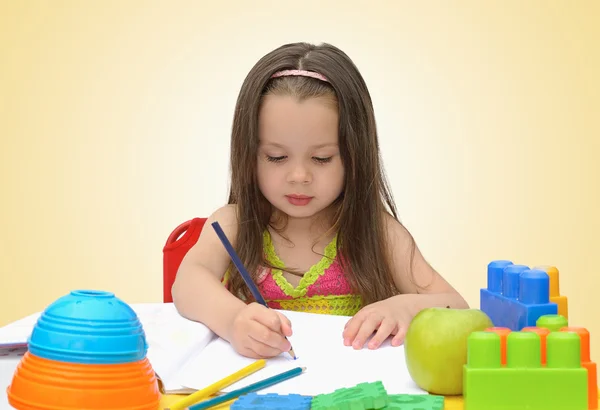 Симпатичная маленькая девочка рисует с войлочной ручкой в детском саду — стоковое фото